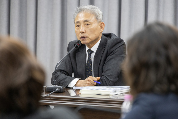 ▲ 윤환 계양구청장이 2025년도 예산편성을 위한 주요업무보고회를 주재하고 있다.인천광역시 계양구는 지난 23일과 24일 양일간 34개 부서를 비롯해 계양구시설관리공단, 계양구인재양성장학교육재단을 대상으로 ‘2025년도 예산편성을 위한 주요업무보고회’를 개최했다.이번 보고회는 2024년 주요업무 추진성과 분석을 통해 국‧시비 확보와 구민 편익 증진을 위한 사업을 발굴, 2025년도 예산편성 시 주요 투자 사업의 우선순위와 중점 추진과제를 판단하기 위해 실시됐다.내년도 주요 사업은 ▲ 계양문화광장 조성 ▲ 계양꽃마루 부지 내 체육단지 조성 ▲ 작전1동 청사 리모델링 ▲ 계양 관광도시 도약 기반 마련 ▲ 계양산전통시장 주차환경 개선 ▲ 계양구립종합누리센터 건립 ▲ 둑실동 주진입도로 개설 ▲ 계산동 일원 도시재생사업 ▲ 계양구 의회청사 신축 ▲ 계산동 724-6번지 일원 공영주차장 확충 등이다.윤환 구청장은 “형식적이고 관례적인 사업은 과감히 전환하여 예산을 절감하고, 실효성 있는 사업과 구민이 만족할 수 있는 정책 추진에 만전을 기해달라”라며 “공직자들이 사명감을 갖고 계양의 변화와 발전을 위해 노력해주길 바란다”라고 말했다.Tag저작권자 © 산경일보 무단전재 및 재배포 금지권구영 기자권구영 기자다른기사 보기 관련기사댓글 0로그인産經日報내용권리침해, 욕설 및 특정 대상을 비하하는 내용을 게시할 경우 이용약관 및 관련법률에 의해 제해될 수 있습니다. 공공기기에서는 사용 후 로그아웃 해주세요.0 / 400 등록