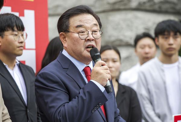 ▲ 조전혁 전 한나라당 의원이 지난 5일 서울 종로구 서울시교육청 앞에서 서울시교육감 보궐선거 출마선언을 하고 있다. /뉴시스