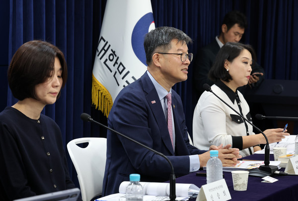 ▲ 이기일 보건복지부 제1차관이 25일 오전 서울 종로구 정부서울청사에서 연금개혁 관련 브리핑을 하고 있다. /뉴시스