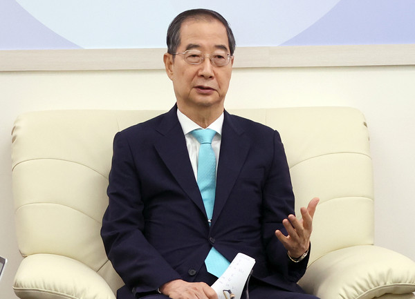 ▲ 출입기자 질문에 답하는 한덕수 총리. /뉴시스