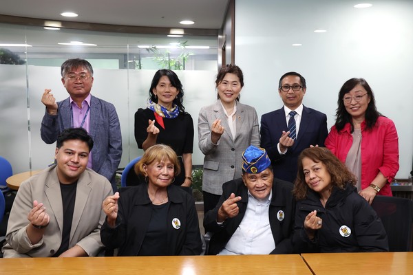▲ 필릭스 미구엘 참전용사(앞 줄 오른쪽에서 두 번째)와 참전용사 후손(앞 줄), 구미경 의원(뒷줄 가운데), 주한필리핀대사관 총영사(구미경 의원 오른쪽).