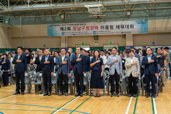 ▲ 대회에 참석한 강남구의회 의원들 (첫 번째 줄 좌측에서 1번째 이호귀 의장, 우측에서 3번강남구의회(의장 이호귀)는 25일 오전 강남스포츠문화센터 4층 대체육관에서 열린 ‘제2회 강남구청장배 어울림 체육대회’에 참석했다.