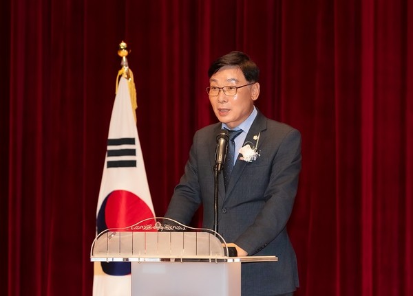 ▲ 김병전 부천시의회 의장이 '노인의 날 기념행사'에 참석해 인사말을 하고 있다.