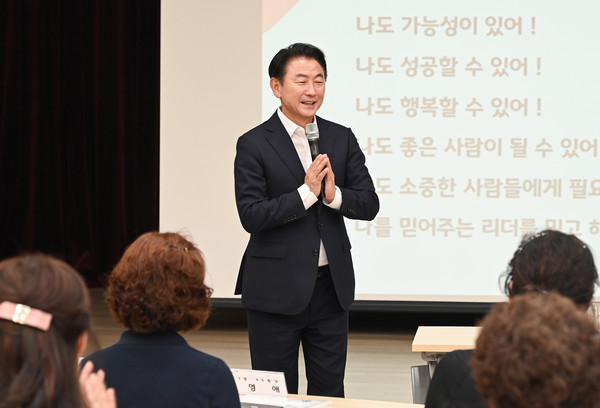 ▲ 김동근 시장이 송산3동 통장협의회 월례회의에 일일 명예회원으로 참여해 인사말을 하고 있다.