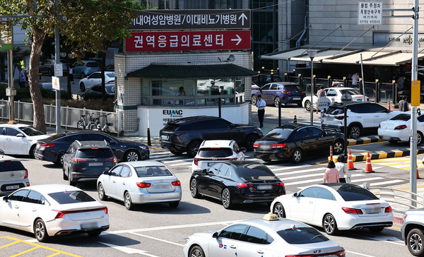▲ 응급실 진료 대란이 연일 이어지는 가운데 지난 4일 서울 시내의 한 대형병원 권역응급의료센터 앞에 차량들이 들어가기 위해 대기하고 있다. /뉴시스