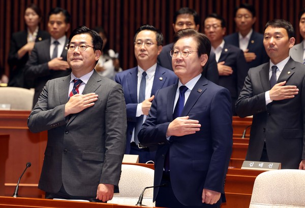 ▲ 이재명 더불어민주당 대표와 박찬대 원내대표가 26일 오후 서울 여의도 국회에서 열린 의원총회에서 국민의례를 하고 있다. /뉴시스