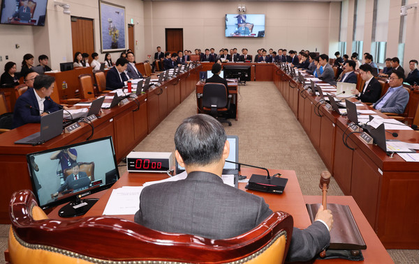 ▲ 11일 오전 서울 여의도 국회에서 열린 산업통상자원중소벤처기업위원회 전체회의에서 이철규 산자중기위원장이 의사봉을 두드리고 있다. /뉴시스