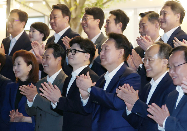 ▲ 윤 대통령, 국민의힘 한동훈 대표 등 지도부 초청 만찬 단체사진. /뉴시스