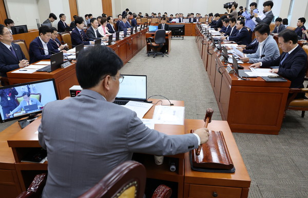 ▲ 26일 오전 서울 여의도 국회에서 열린 기획재정위원회 전체회의에서 송언석 위원장이 안건을 상정하고 있다. /뉴시스