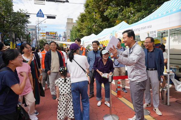 ▲ 축제 현장을 찾은 이승로 성북구청장이 주민들과 반갑게 인사를 나누고 있다.