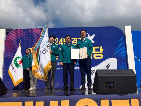 ▲ 여주시 민방위 업무 유공으로 국무총리 표창 수상 모습.