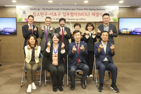 ▲ 전성수 서초구청장(우)이 영국 런던 리즈 그린 킹스턴 시장(좌)과 업무협약을 맺은 후 기념 촬영을 하고 있다.