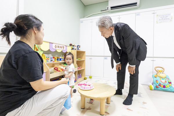 ▲ 관내 아이사랑꿈터에 방문한 윤환 계양구청장 모습.
