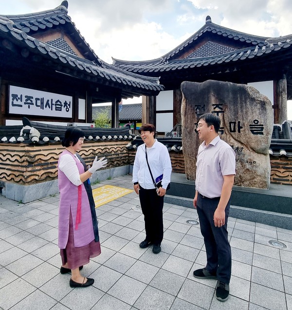 ▲ 하남시의회 의원연구단체인 ‘도시브랜드 및 관광컨텐츠 개발 연구회’ 임희도‧박선미 의원이 9월 26일 전주 한옥마을 골목길 투어를 하고 있다.