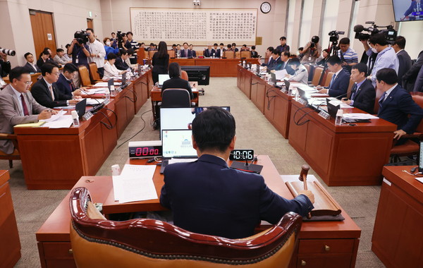 ▲ 25일 오전 서울 여의도 국회에서 열린 법제사법위원회 전체회의에서 정청래 위원장이 2024년도 국정감사계획서 채택의 건을 의결하며 의사봉을 두드리고 있다. /뉴시스