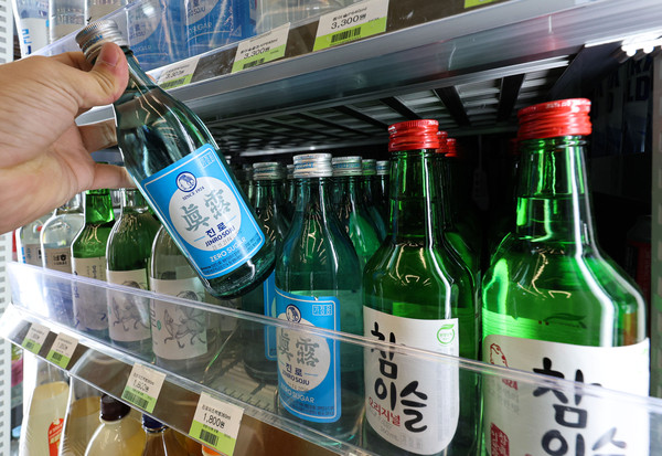 ▲ 서울시내 편의점에 진열된 소주. /뉴시스