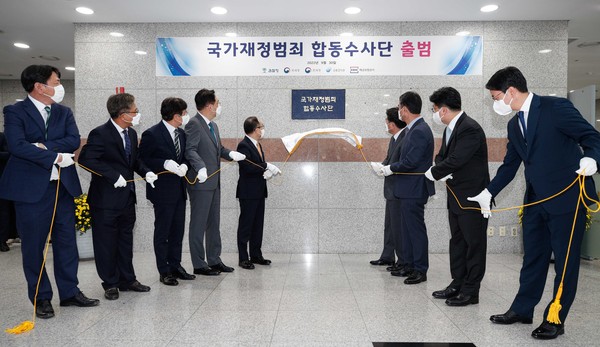 ▲ 이원석 검찰총장을 비롯한 주요 관계자들이 지난해 9월 30일 서울 도봉구 서울북부지방검찰청에서 열린 '국가재정범죄 합동수사단 출범식'에 참석해 현판을 공개하고 있다. /뉴시스