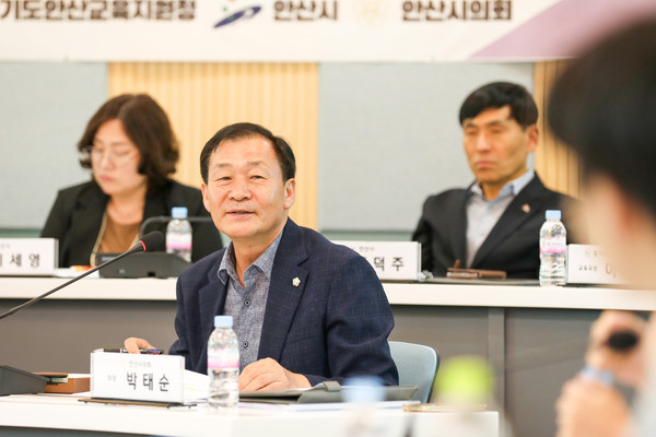 ▲ 안산시의회 박태순 의장(사진 가운데)이 지난 27일 4.16생명안전교육원 시민홀에서 열린 ‘안산청소년의회 기관장 정담회’에 참석했다.