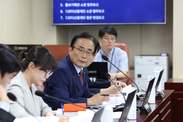 ▲ 김형재 의원이 제326회 서울시의회 임시회 문화체육관광위원회 업무보고에서 서울시 관광체육국장에게 질의를 하고 있다.