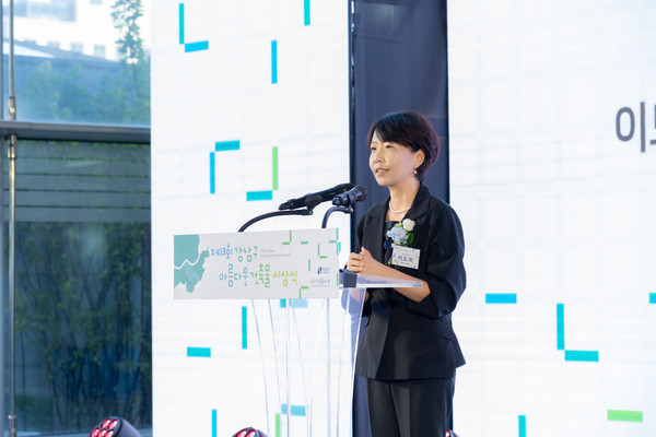 ▲ ‘제13회 강남구 아름다운 건축물 시상식’에서 이도희 도시경제위원장이 축사를 하고 있다.