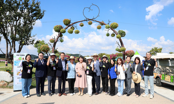 ▲ 시흥갯골축제 현장에서 기념촬영하는 의원들.