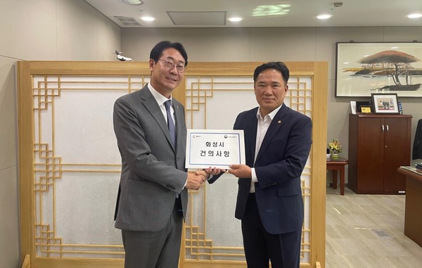 ▲ 정명근 화성시장(왼쪽)과 국토교통부 백원국 차관(오른쪽).