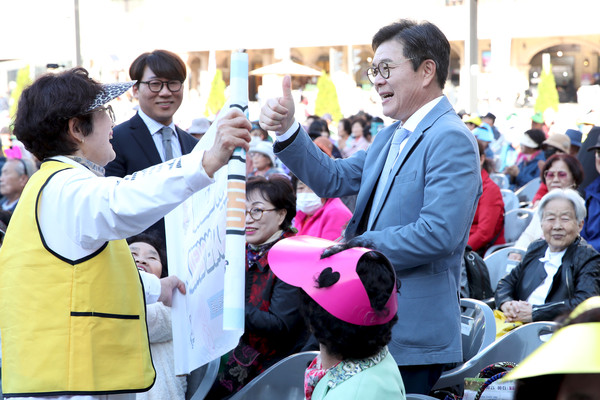 ▲ 지난해 개최된 ‘성동구 어르신 한마당 축제’에서 정원오 성동구청장(사진 오른쪽)이 어르신들과 반갑게 인사를 나누는 모습.