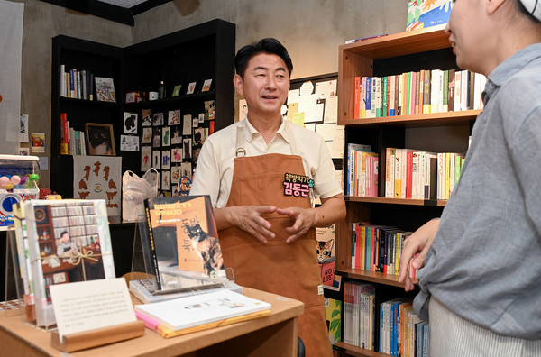 ▲ 김동근 시장이 독립서점 ‘동반북스’의 일일 책방지기로 나서 시민들과 소통하고 있다.