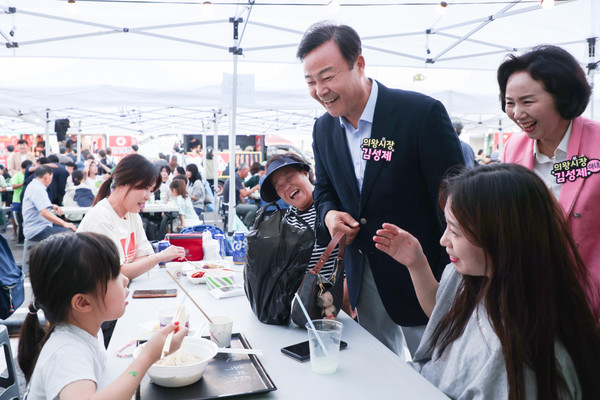 ▲ 의왕백운호수축제에 방문한 김성제 의왕시장.