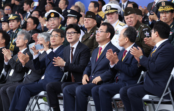 ▲ 한동훈 국민의힘 대표가 건군 제76주년 국군의날 기념식에서 박수치고 있다. /뉴시스