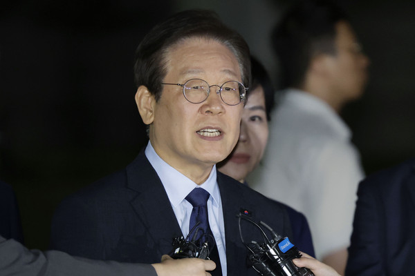 ▲ 이재명 더불어민주당 대표가 지난달 30일 서울 서초구 서울중앙지방법원에서 열린 '검사 사칭 위증교사 혐의' 결심 공판을 마친 뒤 입장을 밝히고 있다. /뉴시스