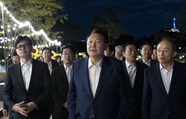 ▲ 한동훈 대표-추경호 원내대표와 산책하는 윤 대통령. /뉴시스