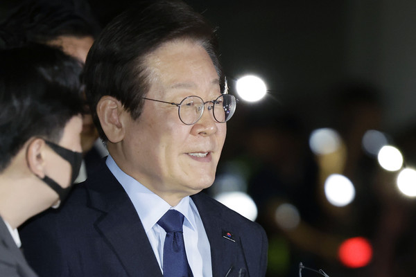 ▲ 법원 나서는 이재명 대표. /뉴시스