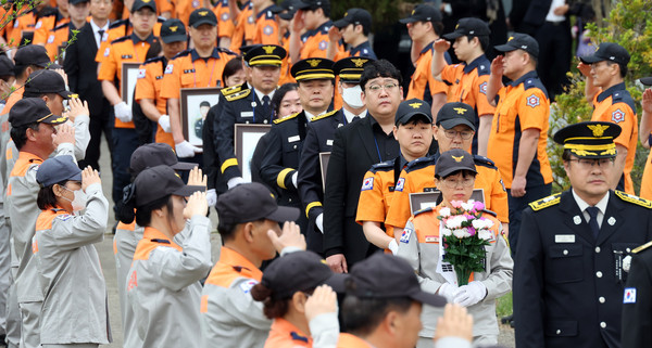▲ 지난 4월 24일 국립대전현충원에서 열린 순직 소방공무원 합동 안장식에서 故 곽종철 소방장과 배규대 소방장, 민대성 소방위, 박주상 소방장, 한명희 소방장, 정미화 소방교, 김관옥 소방장, 고은호 소방경, 오세민 소방위의 영현과 유해가 봉송되고 있다. /뉴시스