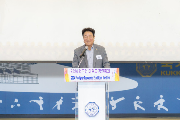 ▲ 이호귀 강남구의회 의장이 '외국인태권도경연축제'에서 축사를 하고 있다.