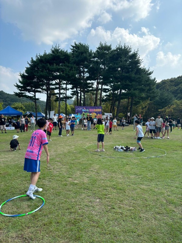 ▲ 지난해 열린 제3회 찾아가는 팝업놀이터 '신발뺏기' 놀이 모습.