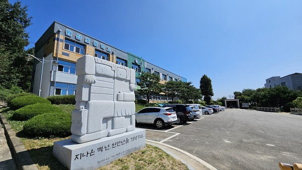 ▲ 용인시 원삼초등학교 전경.