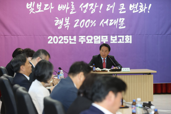 ▲ 이성헌 서대문구청장이 2일 구청 기획상황실에서 열린 ‘2025년도 주요 업무계획’ 첫 보고회에서 발언하고 있다.
