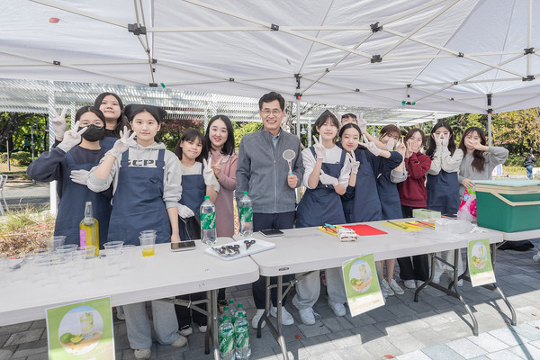 ▲ 지난해 목5동 파리공원 문화축제에서 무알콜 모히또 만들기 체험 중인 이기재 양천구청장.