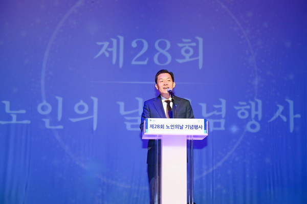 ▲ 이재준 수원특례시장이 제28회 노인의 날 기념행사에서 기념사를 하고 있다.