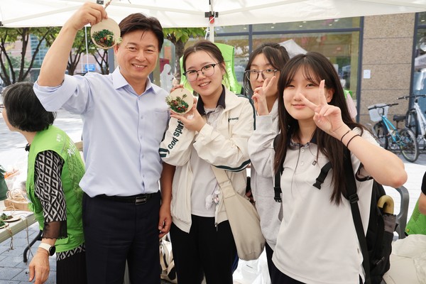 ▲ 마을공동체 한마당에 참여한 조용익 부천시장(왼쪽 첫번째)과 시민들이 기념촬영을 하고 있다.