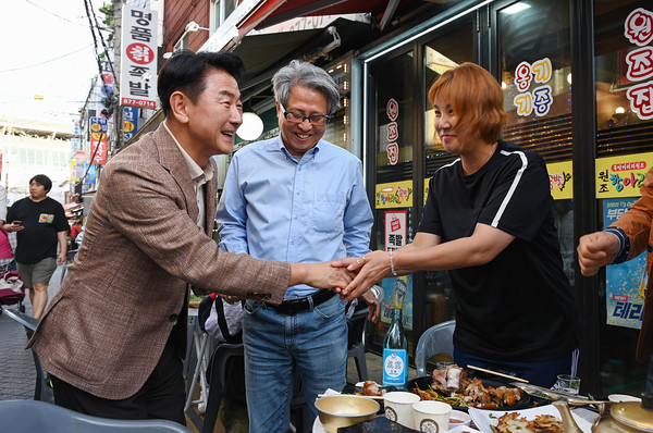 ▲ 김동근 의정부시장이 '제2회 가능 야식해 축제’에 참석해 상인 및 시민들과 소통하고 있다.
