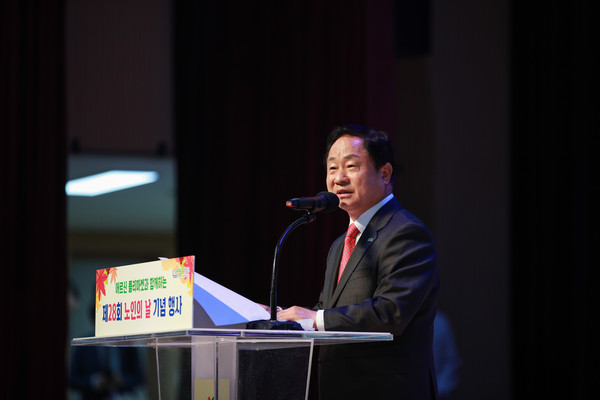 ▲ 주광덕 남양주시장이 제28회 노인의 날 기념 행사에서 기념사를 하고 있다.