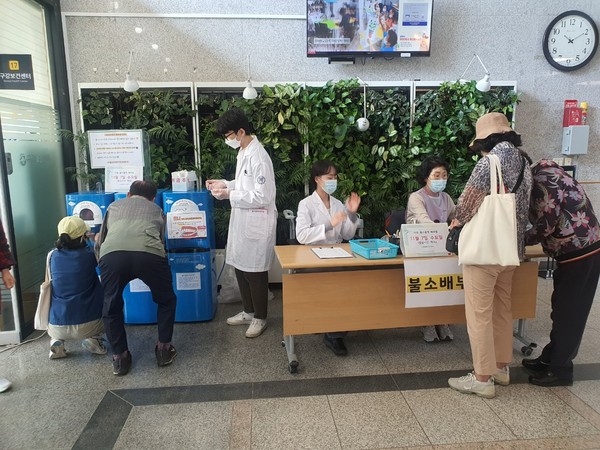 ▲ 구리시 불소 무료 배부 사업 운영 모습.
