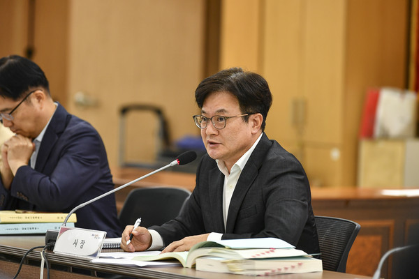 ▲ 시정계획 보고받는 김병수 김포시장.