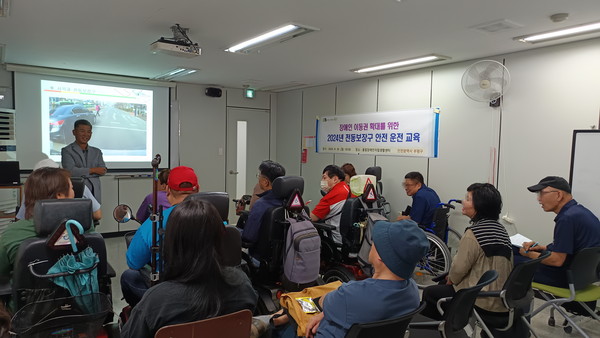 ▲ 부평구 전동 보장구 안전 운전 교육 실시 모습.