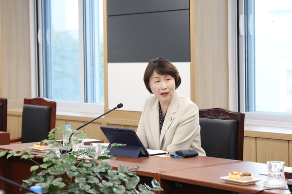 ▲ 유진선 용인특례시의회 의장이 회의에서 발언하고 있다.