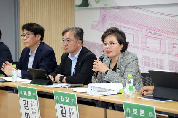 ▲ 수원시의회 김미경 의원이 정책토론회에서 발언하고 있다.