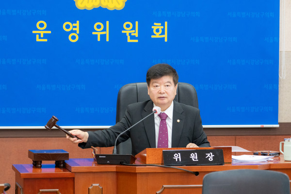 ▲ 회의를 진행 중인 이동호 운영위원장.