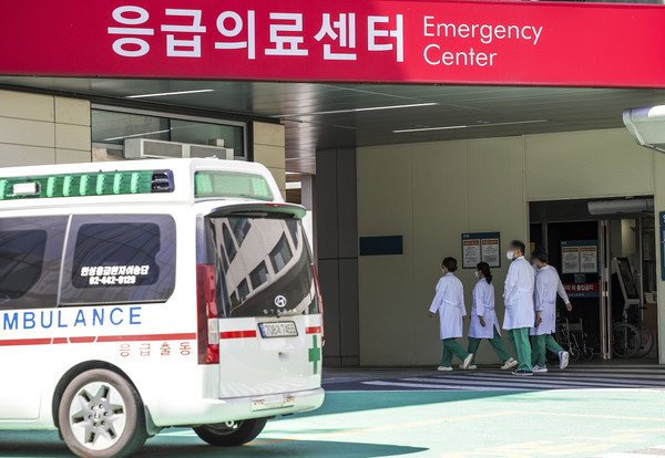 ▲ 서울의 한 대학병원 응급실에 진료 안내문이 붙어 있다. /뉴시스